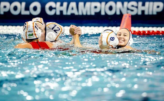 Las jugadoras de España festejan el pase a la final del Europeo tras su victoria contra Grecia.  EFE / SEM VAN DER WAL
