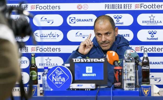 Salva, en 2022, en su etapa de entrenador en el UCAM Murcia.  EFE