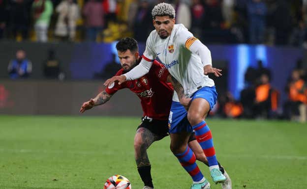 Araujo, posible antídoto de Vinicius.  AFP