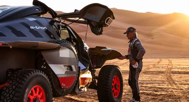 La jugada maestra de Carlos Sainz se fraguó tras 4 horas de cónclave; 30 segundos regalados y una noche lejos de Al Attiyah
