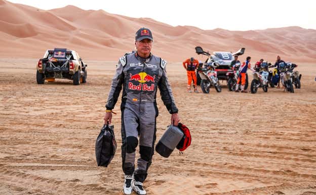 Carlos Sainz, con un saco de dormir y una bolsa, tras acabar la primera parte de la 48h Chrono.  A.S.O./Florent Gooden/DPPI