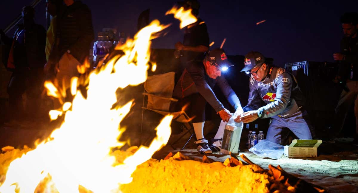 Carlos Sainz y Lucas Cruz, en el campamento de la etapa 48h en el Empty Quarter. /A.S.O./Florent Gooden/DPPI