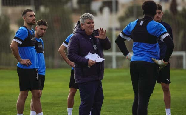 Onésimo, dando instrucciones a varios de sus jugadores en la concentración de Campoamor.  CARLA PÉREZ / AFE