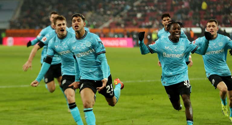 El Bayer Leverkusen mantiene el liderato gracias al gol de Palacios.
