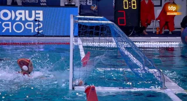 ¿Entró el balón en la jugada decisiva de la final del waterpolo? El reglamento es distinto al del fútbol