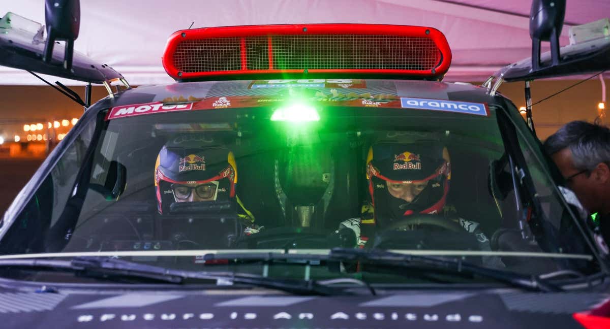 Carlos Sainz y Lucas cruz, dentro del RS Q e-tron en el Rally Dakar 2024. /Audi Sport