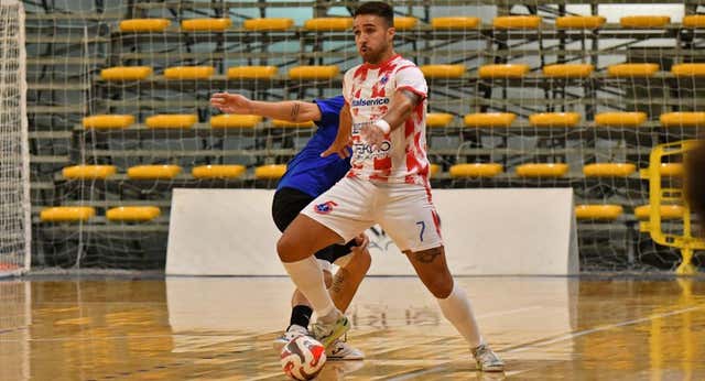 Dener llegará a Tudela este domingo y negocian por Kaito