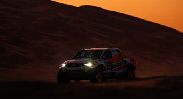 La odisea de 47 horas de un Isidre Esteve incombustible: tirado en el desierto y con su copiloto de salvavidas
