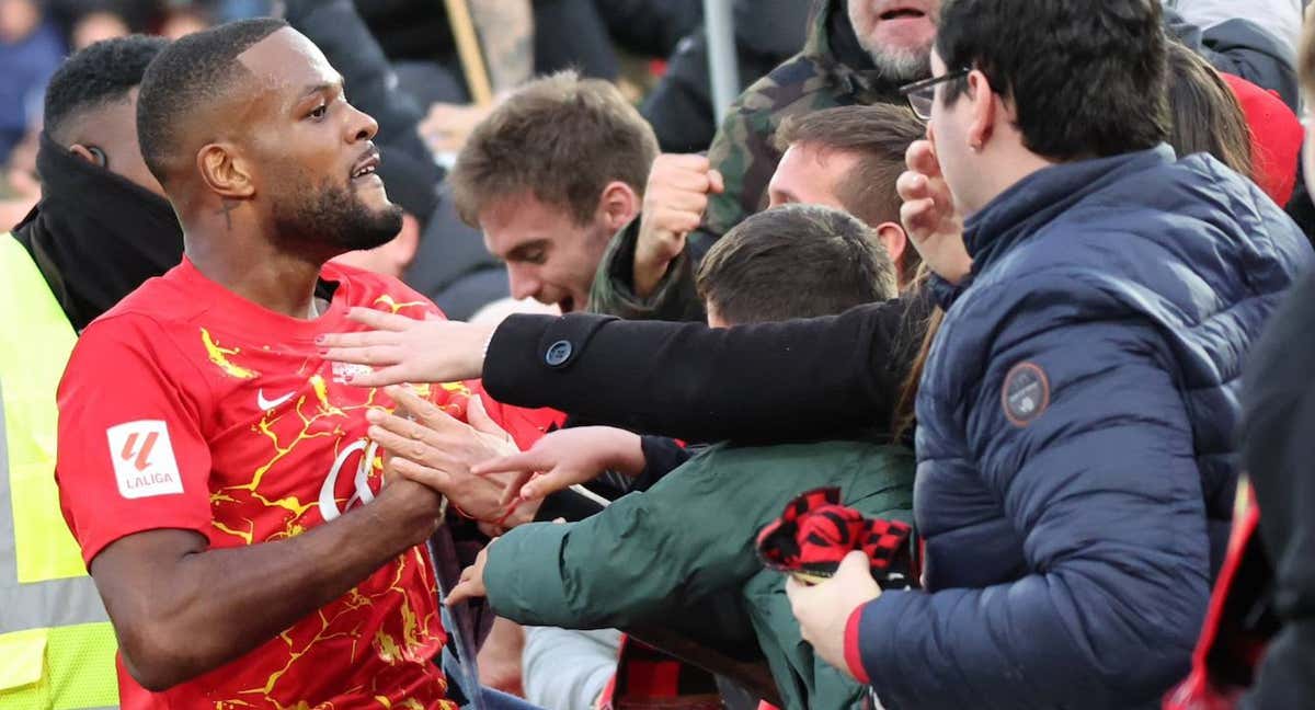 Larin celebra su gol con la grada de Son Moix. /RCD MALLORCA