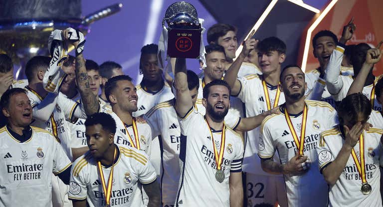 El Real Madrid celebra el título de la Supercopa de España.