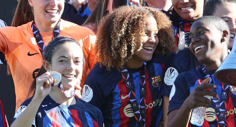 Aitana Bonmatí, Vicky López y Oshoala posan con la medalla de campeonas de la Supercopa femenina en la última final disputada en Mérida.