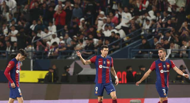 Si Cruyff levantara la cabeza… Atletas contra gente normal con Piqué de testigo