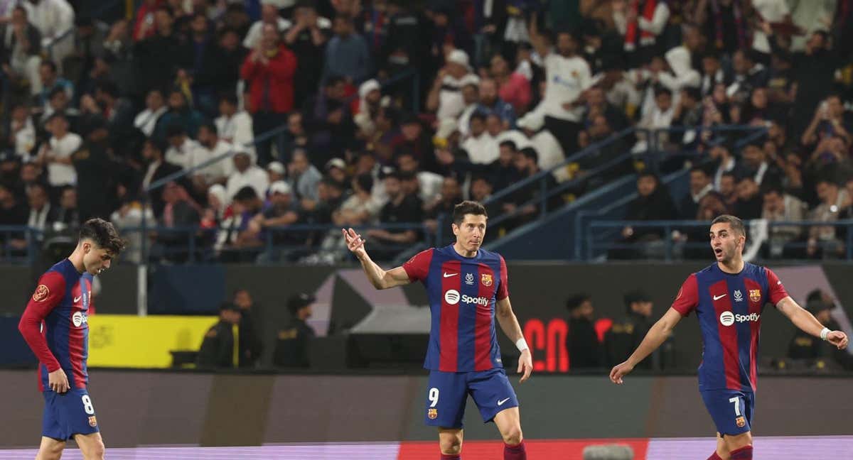 Pedri, Lewandowski y Ferran, después de recibir uno de los goles.
