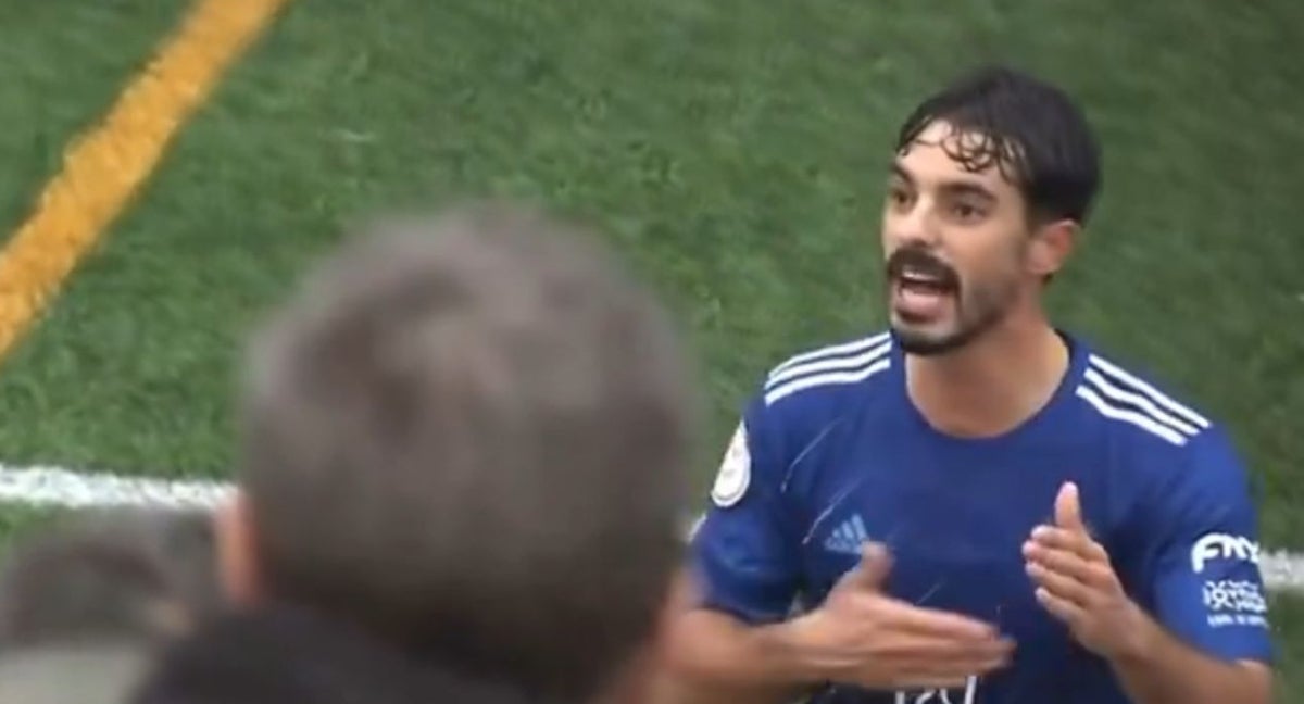 Carlos Cordero, futbolista del Badajoz, dirigiéndose a la grada.
