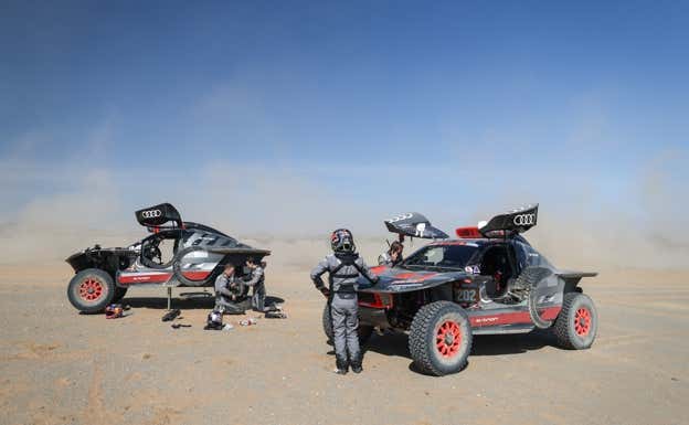 Mattias Ekström y Stéphane Peterhansel, tras la avería del sueco en la etapa 7 del Rally Dakar.  Audi Sport