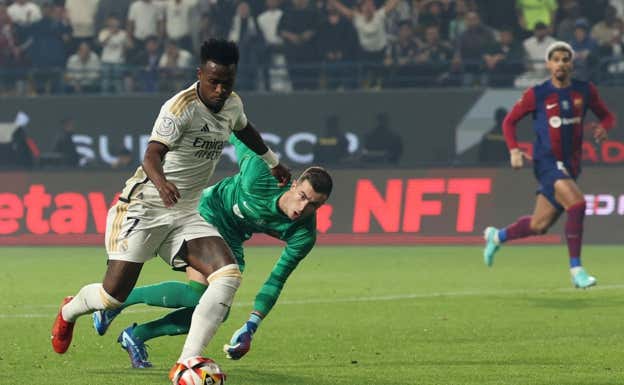 Vinicius regatea a Iñaki Peña para marcar el 1-0.  AFP