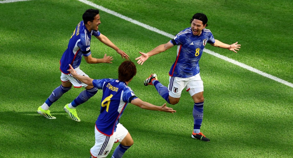 Minamino celebra el primero de sus dos goles ante Vietnam.