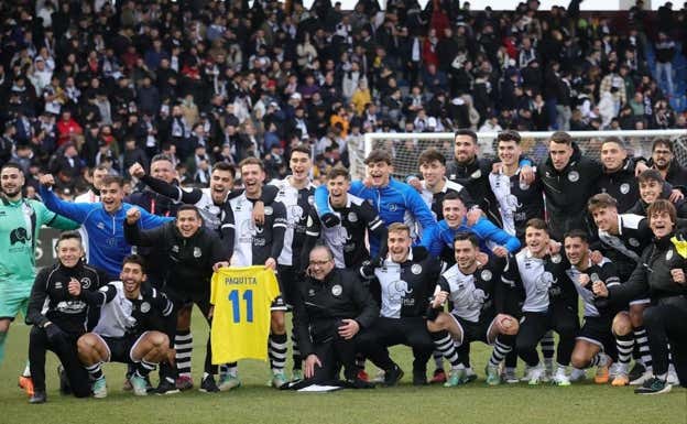 Los futbolistas del Unionistas celebrando el pase a los octavos de final de la Copa del Rey  Redes sociales del jugador