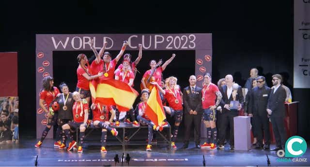 ‘No hay verano sin besos’, la chirigota que homenajea a las campeonas del mundo en el carnaval