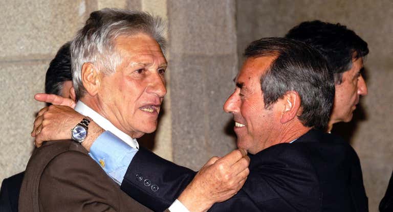 Jorge Griffa saluda a Adelardo en un acto del año 2003.