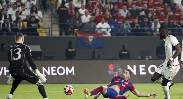 Otro paso al frente de Lunin, con el respaldo del club y el guirigay de Ancelotti