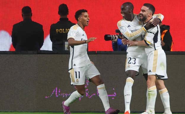 Carvajal, Mendy y Rodrygo celebran el gol del francés al Atlético.  AFP