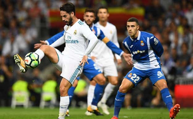 Mario Hermoso atento a un movimiento de Isco en un partido contra el Madrid.  AFP