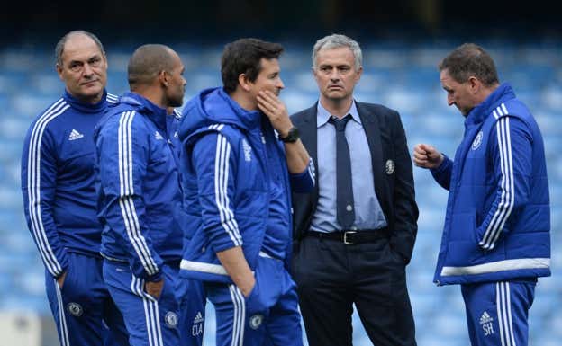 Mourinho y su cuerpo técnico durante la segunda etapa en el Chelsea.  REUTERS