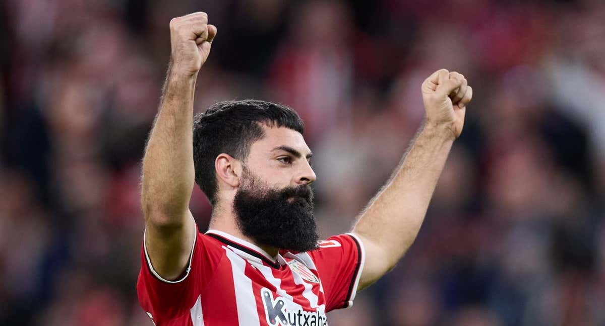 Asier Villalibre celebra el triunfo ante el Alavés en San Mamés./AFP