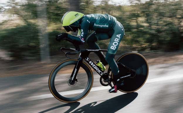 Primoz Roglic probando el material de contrarreloj del Bora, su nuevo equipo. @matthispaul