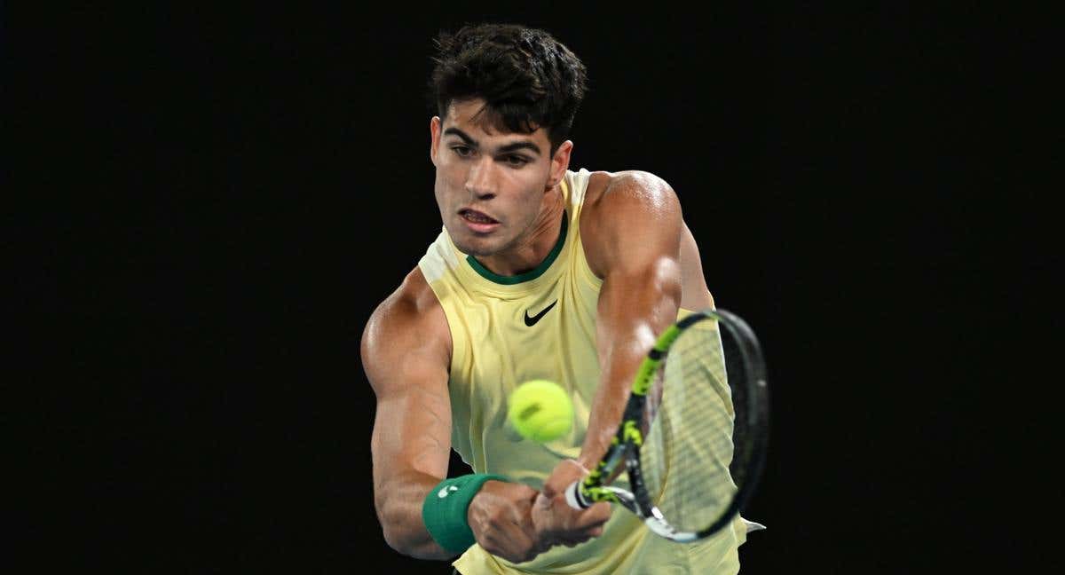 Carlos Alcaraz con su camiseta de tirantes en el Open de Australia.