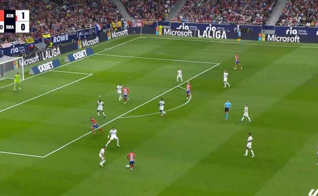Samu Lino, carrilero, arrastra a Lucas Vázquez, lateral del Real Madrid, y esto abre un espacio para que Saúl se desmarque dentro del área.  WYSCOUT