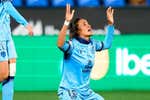 Gabi Nunes se disfraza de heroína en Butarque y guía al Levante a la final de la Supercopa