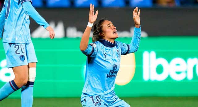 Gabi Nunes se disfraza de heroína en Butarque y guía al Levante a la final de la Supercopa