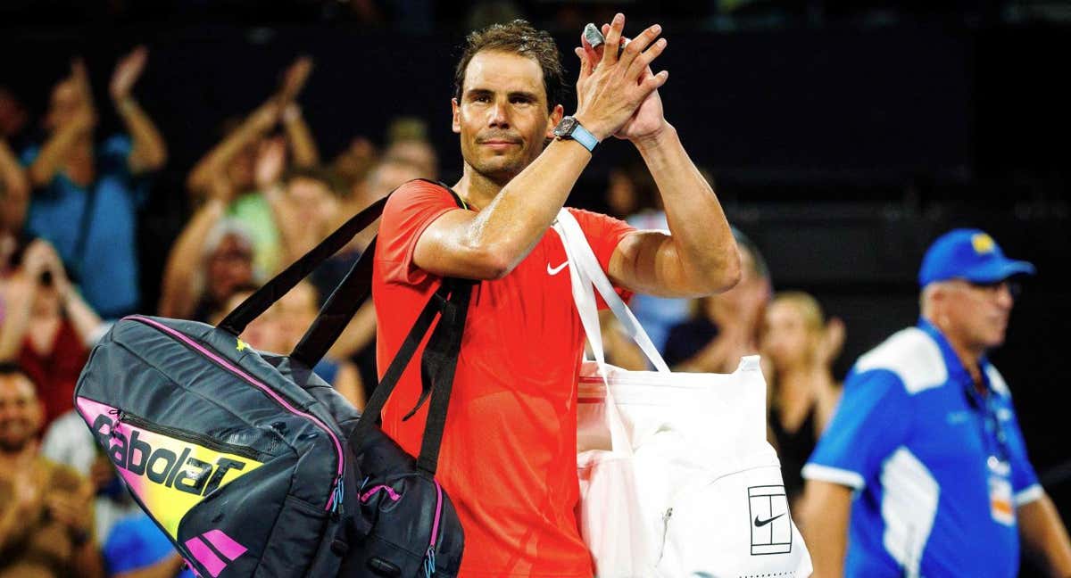 Rafael Nadal se despide del público de Brisbane tras caer eliminado con una pequeña lesión muscular. /Patrick HAMILTON / AFP