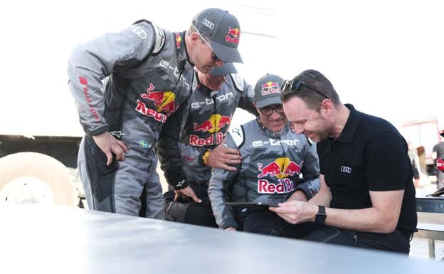 Mattias Ekström, Stéphane Peterhansel y Carlos Sainz con Rolf Michl, CEO de Audi Sport. Audi Sport