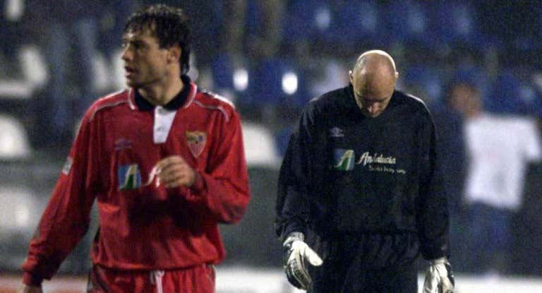Prieto se marcha del campo tras un partido del Sevilla.