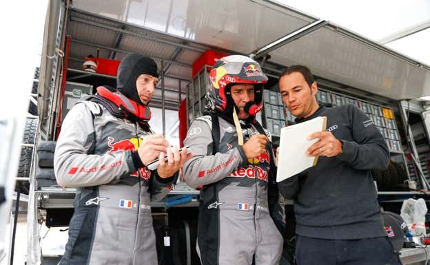 Edouard Boulanger, Stéphane Peterhansel y Dani Gratacós, ingeniero jefe de su RS Q e-tron.  Audi Sport