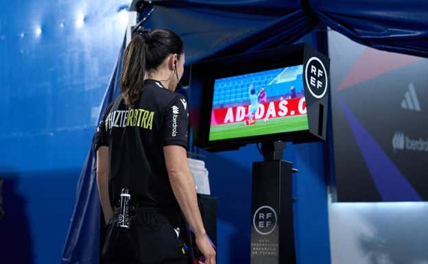 Ainara Acevedo acude al VAR para tomar una decisión arbitral.  RFEF