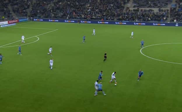 Bergvall yendo a la cobertura en una transición rival.  WYSCOUT