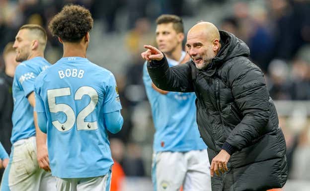 Guardiola celebra la victoria señalando a Bobb. AFP