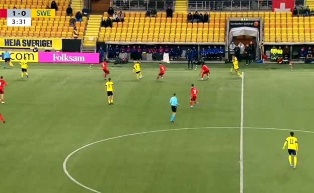 Bergvall recibe orientado hacia la línea de banda, acosado por un futbolista.  WYSCOUT