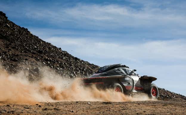 Carlos Sainz y Lucas Cruz, durante el Rally Dakar 2024.  Audi Sport