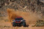 Carlos Sainz salva una etapa caótica en la que los pinchazos pusieron en jaque su Rally Dakar