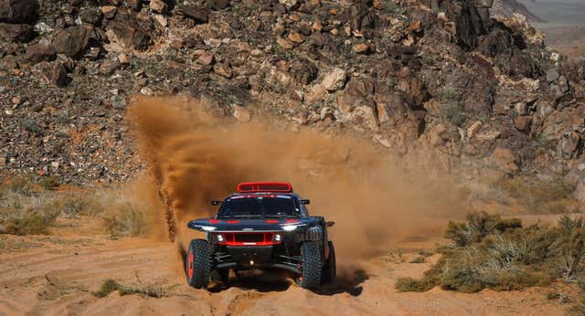 Carlos Sainz salva una etapa caótica en la que los pinchazos pusieron en jaque su Rally Dakar