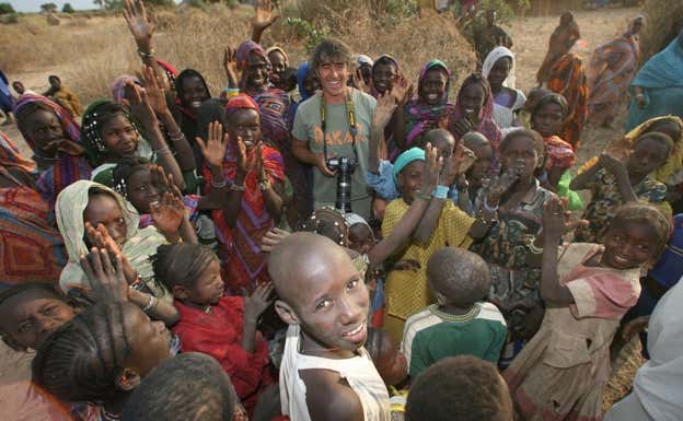 Eric Vargiolu, en un poblado africano.  Archivo Personal