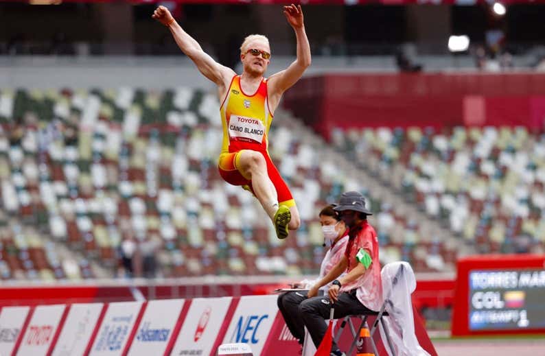 Iván Pedroso afina otro oro para el atletismo español