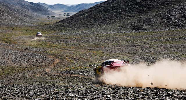 Incertidumbre con las piedras que casi tumban a Carlos Sainz: «Yendo despacio, pinchas; vas rápido y pinchas; no sabes qué hacer»