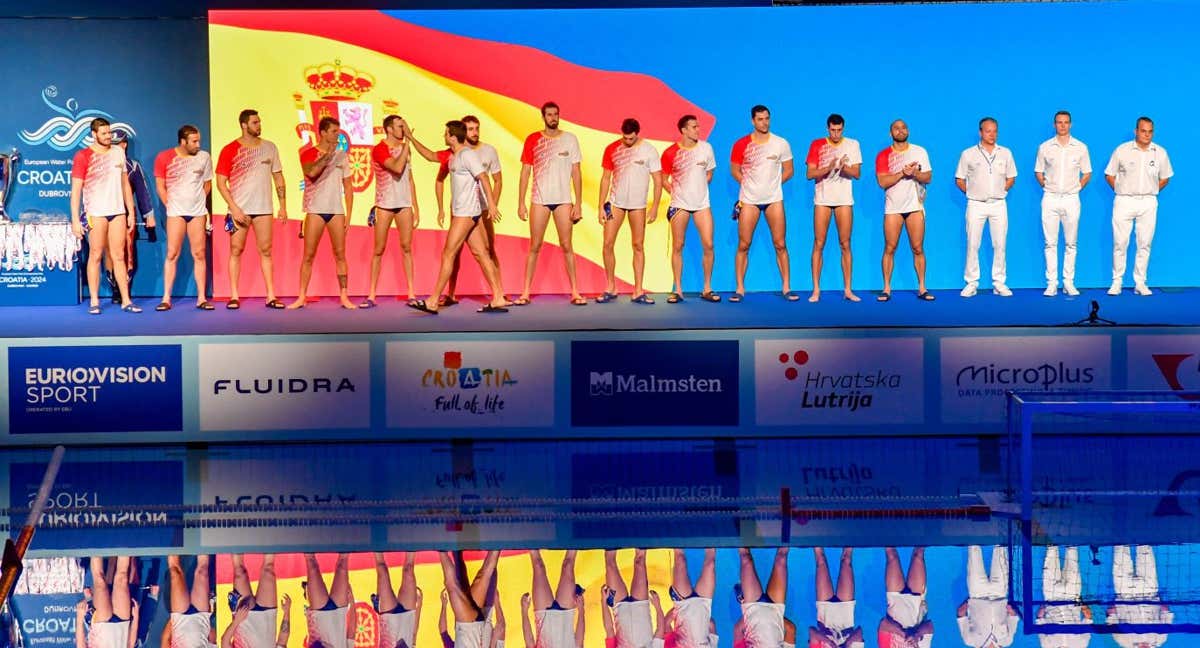 La Selección masculina de waterpolo, antes de salir a la pileta ante Croacia. /AFP