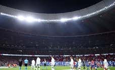 Insultos a Vinicius e incidentes con un periodista en las afueras del Metropolitano en la previa del derbi copero